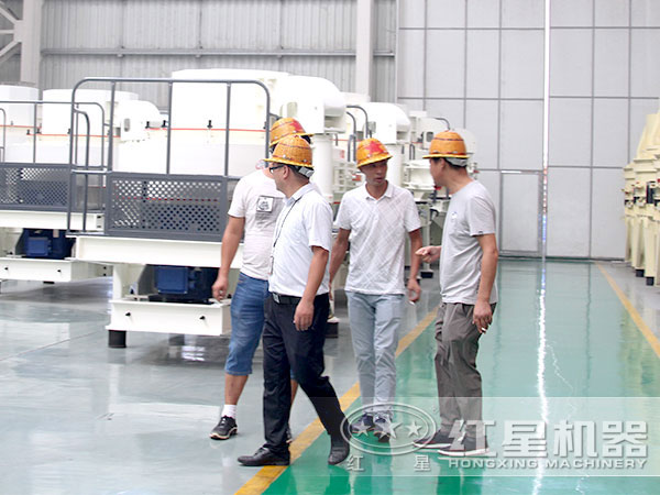 来厂参观制砂机的客户 来厂参观制砂机的客户
