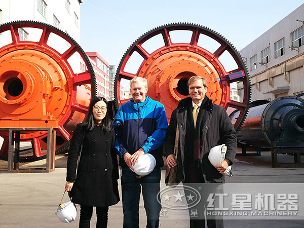 来厂参观球磨机的客户 来厂参观球磨机的客户