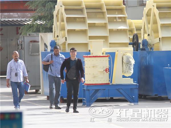 来厂参观、了解洗砂机的客户 来厂参观、了解洗砂机的客户